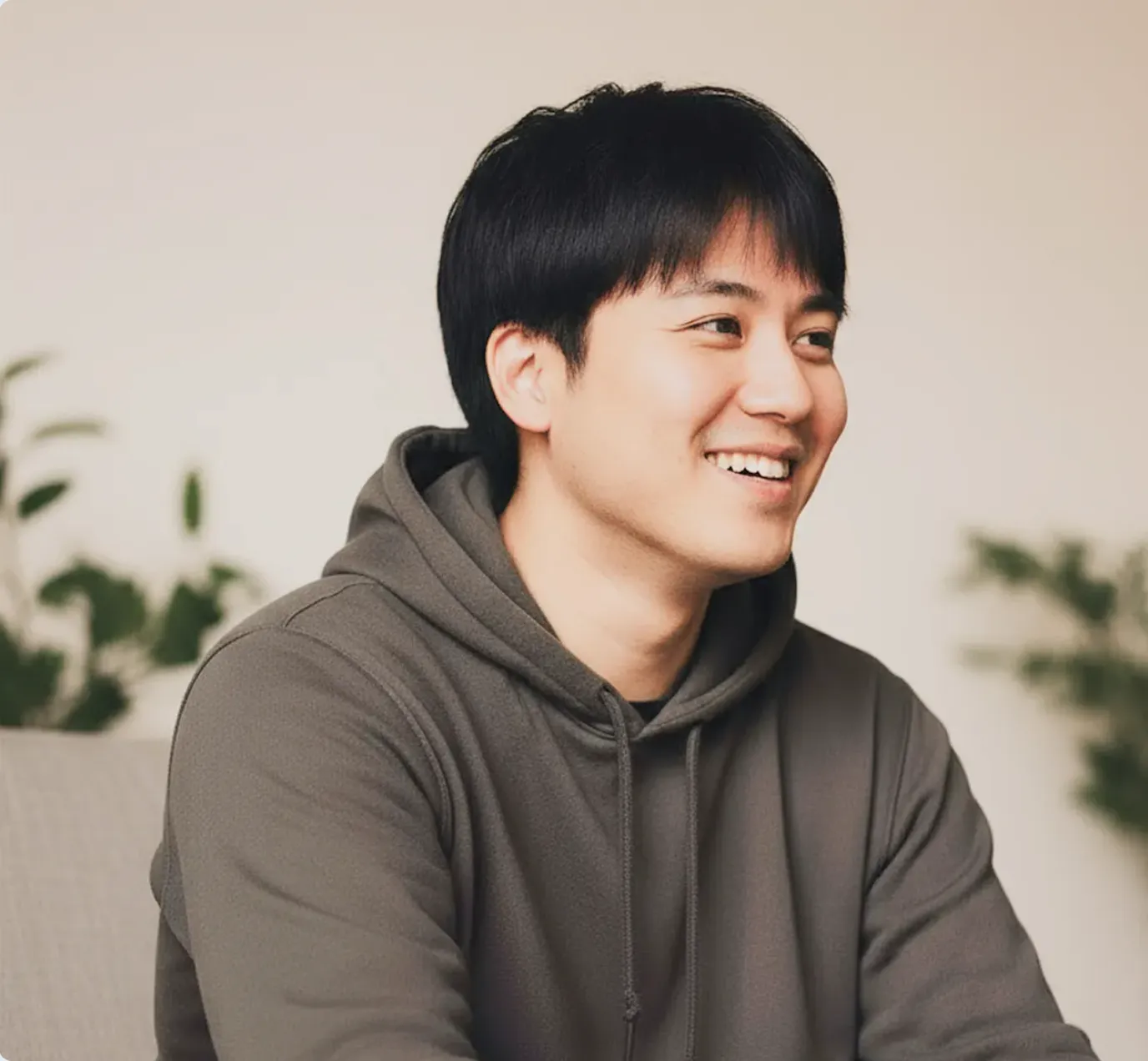 にこやかに微笑むビジネスパーソンの写真