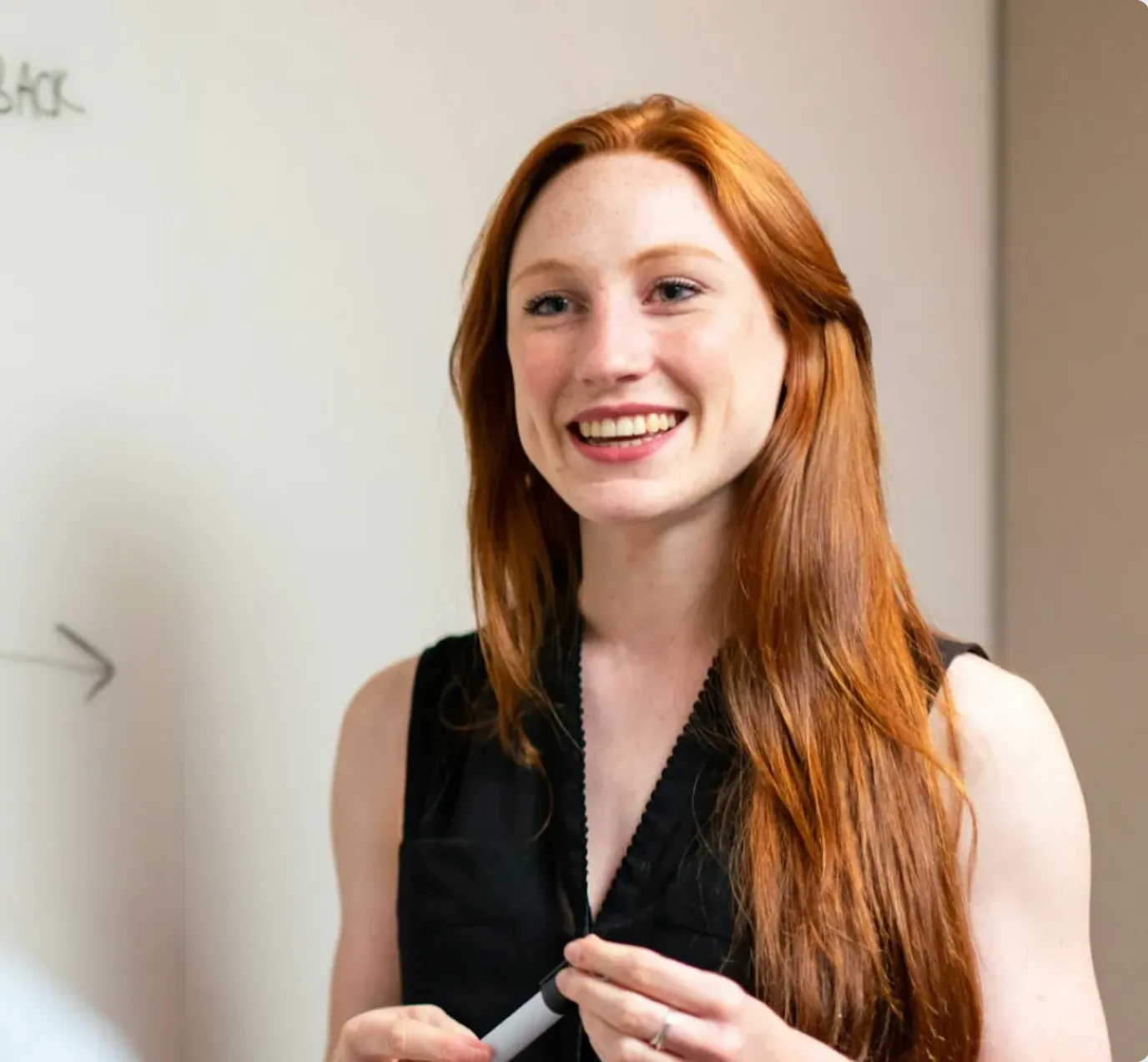 にこやかに微笑むビジネスパーソンの写真